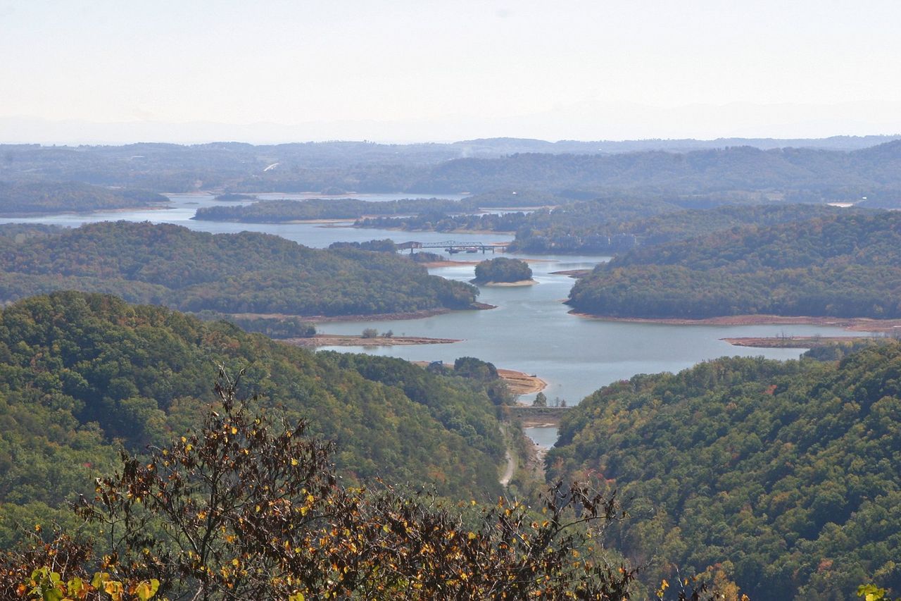 From high atop Clinch Mountain and the winding shorelines of Cherokee Lake, travelers can find a long, serene view of the broad valley with extensive lakes stretching in all directions. This was the route and landscape through which passed the East Tennessee Crossing Byway — the Warriors Path, the Wilderness Road and the Dixie Highway.